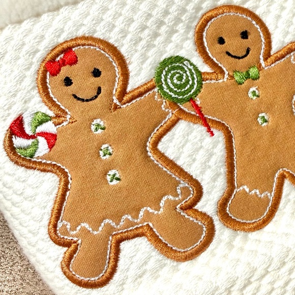 NWT Set of 2 GINGERBREAD DOLLS Hand Towels - Picture 4 of 7